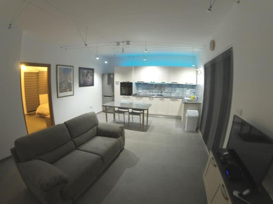 Kuchyň nebo kuchyňský kout v ubytování Stunning Penthouse. Fully A/C 95sqm one bedroom