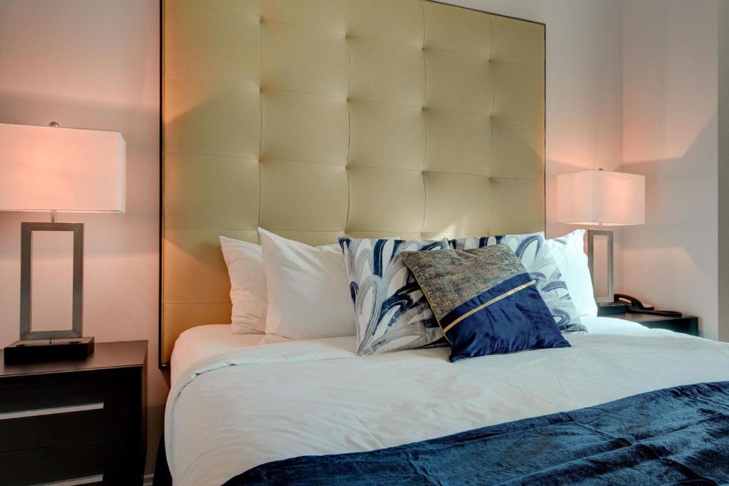 Postel nebo postele na pokoji v ubytování Serenity Suite at MGM Signature