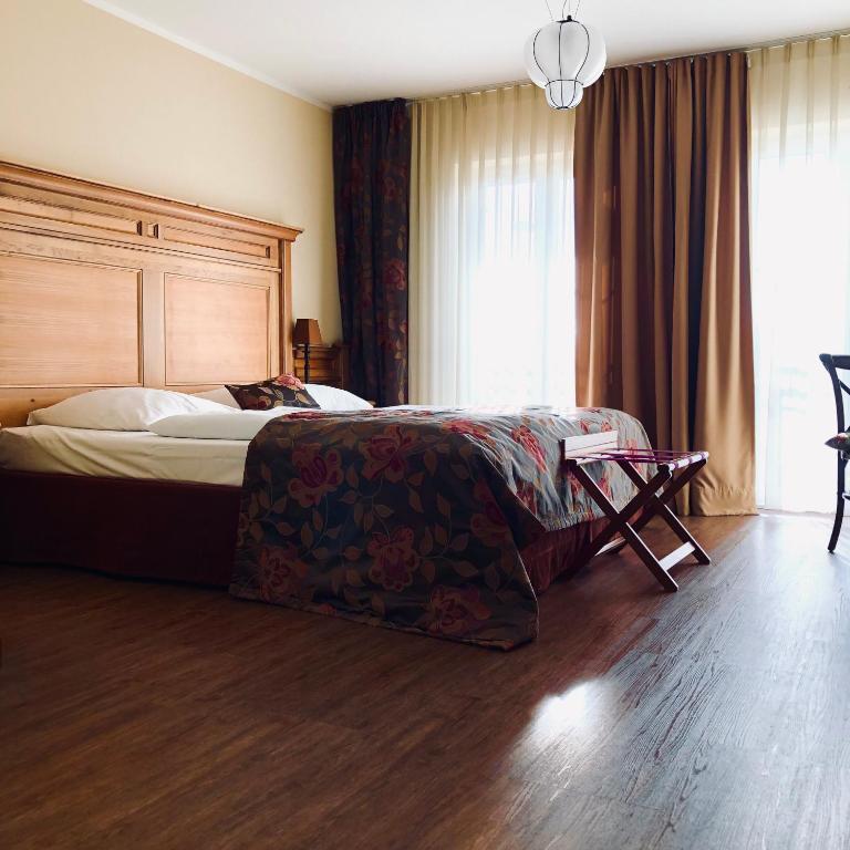 Postel nebo postele na pokoji v ubytování Ampervilla Hotel