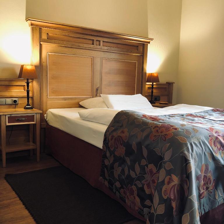 Postel nebo postele na pokoji v ubytování Ampervilla Hotel