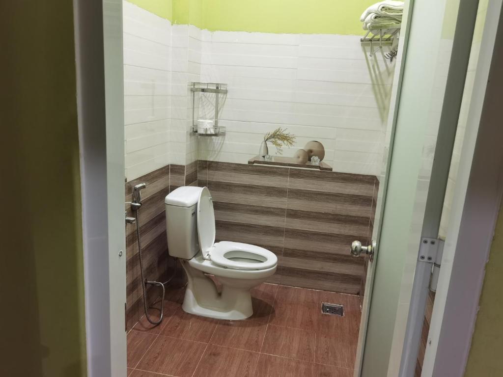 a bathroom with a toilet in a room at MOTEL WIN - PHÁT in Bien Hoa