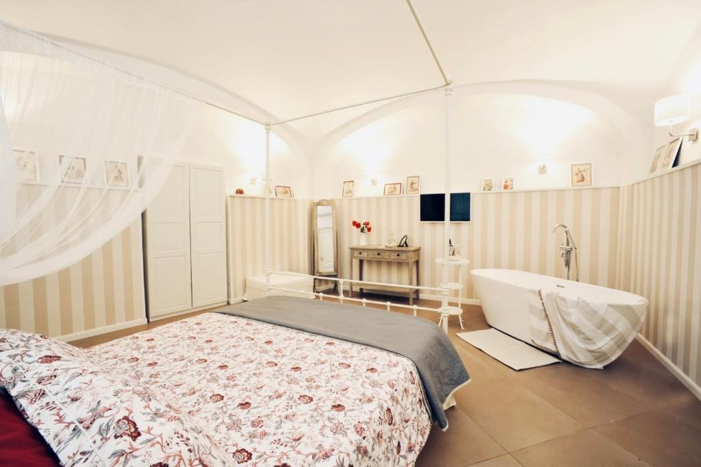 カステッランマーレ・ディ・スタービアにあるSECRET GARDEN apartmentのベッドと浴槽と洗面台のある寝室