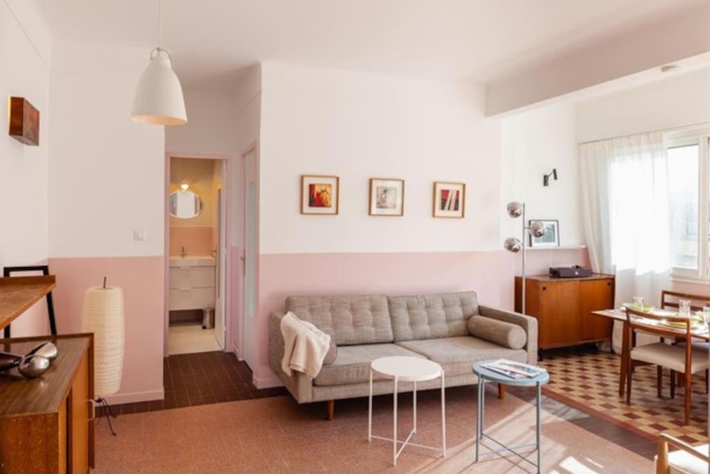 un salon avec un canapé et une table dans l'établissement Grand Appart Rétro Vieux-Port Panier Mucem, à Marseille