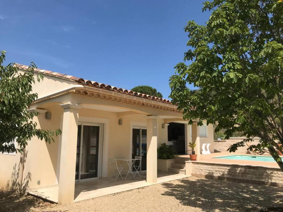 Cette maison blanche dispose d'une terrasse et d'une piscine. dans l'établissement Maison avec piscine pour 2 personnes à Valensole, à Valensole