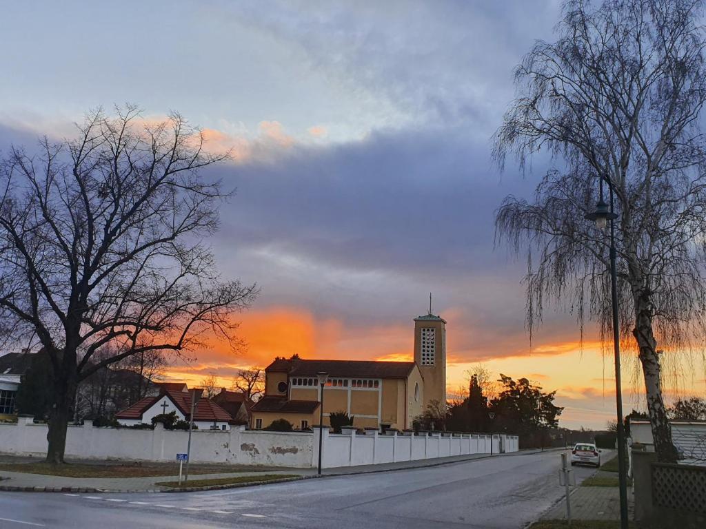 Východ nebo západ slunce při pohledu z motelu nebo okolí
