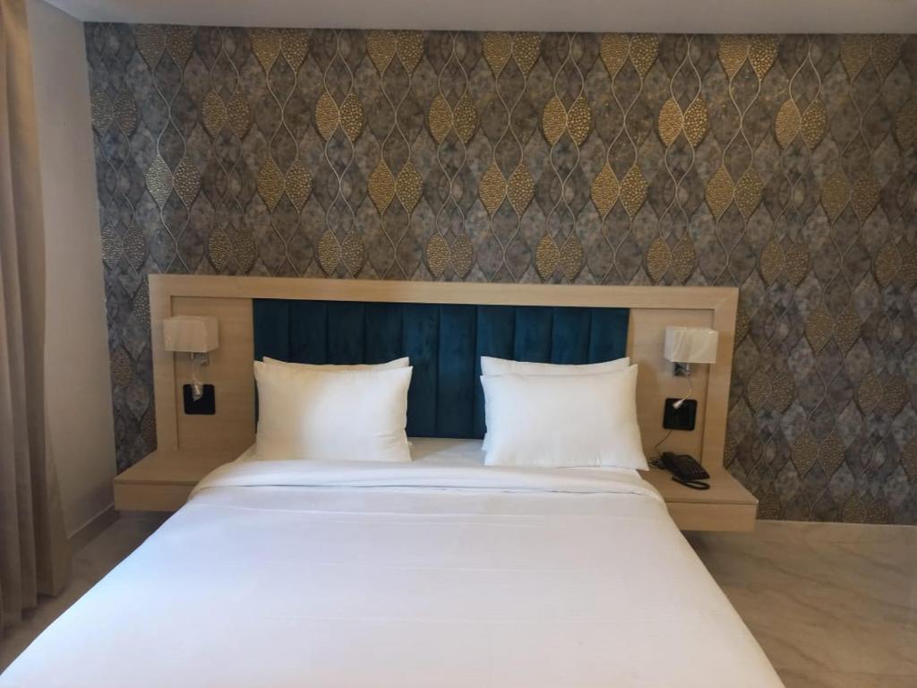 Postel nebo postele na pokoji v ubytování Hotel Holiday Grand