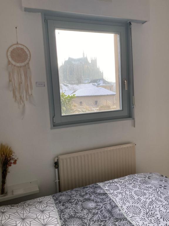 Łóżko lub łóżka w pokoju w obiekcie Une vue les pieds dans l'eau