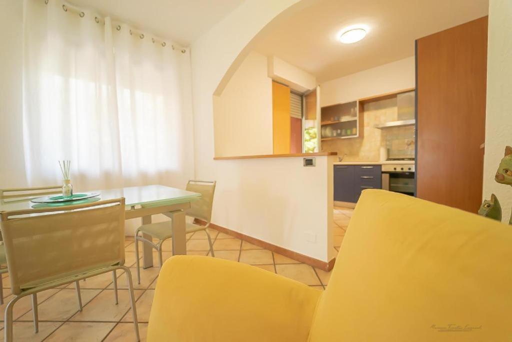 cocina y comedor con mesa y sillas en Trilocale comodo ai servizi, en Alessandria