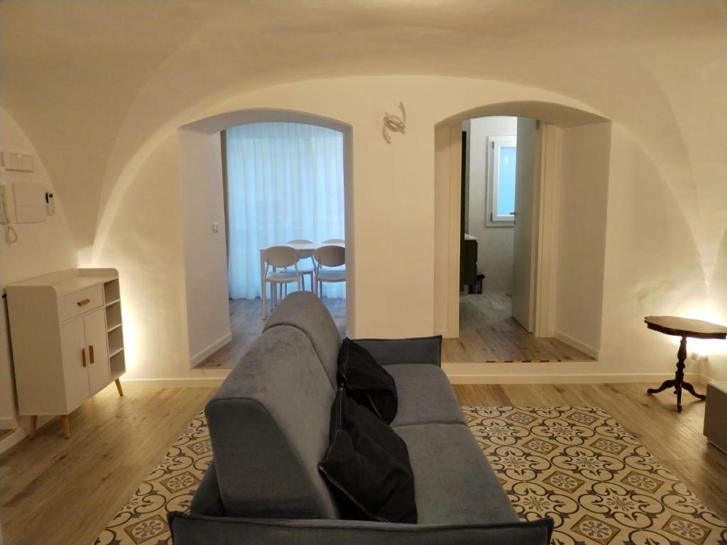 een woonkamer met een bank en een tafel bij Archidante in Bari