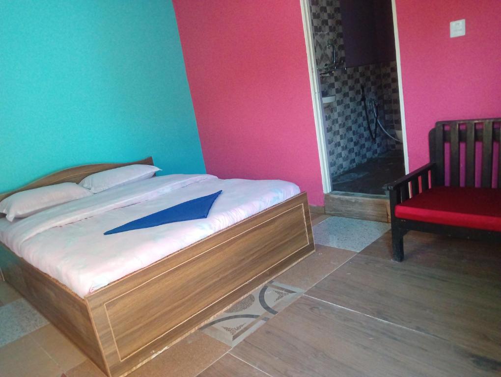 um quarto com uma cama com um papel azul em Hotel crunchy em Deorāli