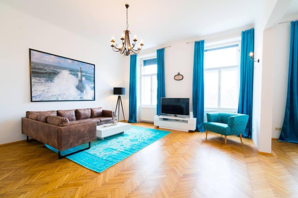 een woonkamer met een bank en een televisie bij Vienna Residence Althanstraße - Alsergrund 6348 in Wenen