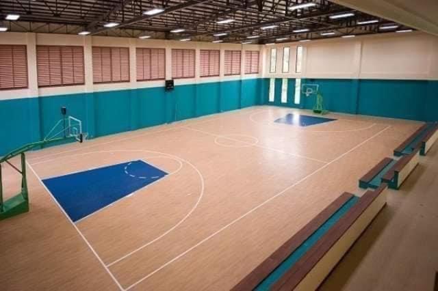 Pico De Loro staycation في ناسوغبو: صالة ألعاب رياضية فارغة مع ملعب لكرة السلة في مبنى