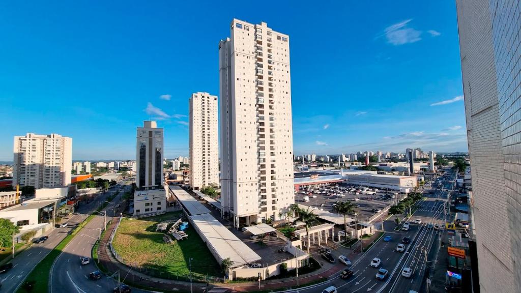 uma cidade com edifícios altos e uma rua com carros em Apto espaçoso no Aquarius em São José dos Campos