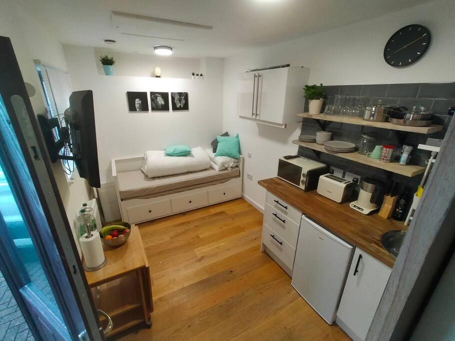 Una pequeña cocina con una cama en una habitación en Private self contained self catering flat en Bristol