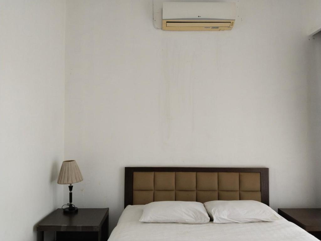 Twin Guest House Grand Wisata - Double Room