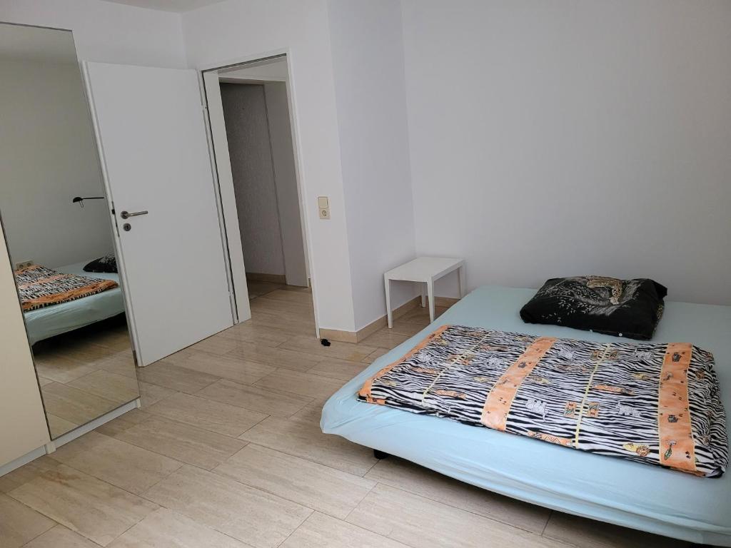 エンディンゲンにあるAlexa's Appartmentのベッドルーム(ベッド1台、鏡付)