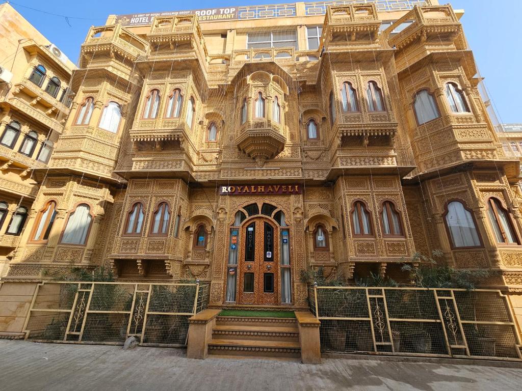 een groot houten gebouw met een houten deur bij Hotel Royal Haveli in Jaisalmer