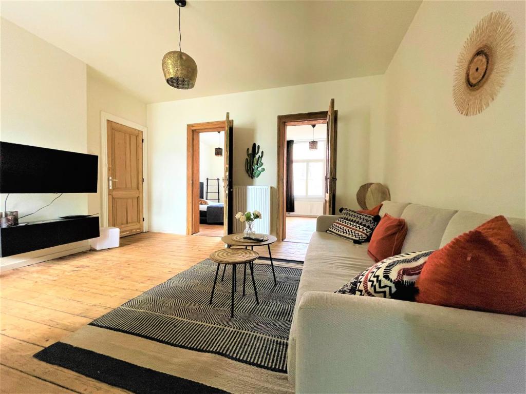 TV a/nebo společenská místnost v ubytování Boho Apartments - 2 Bedrooms