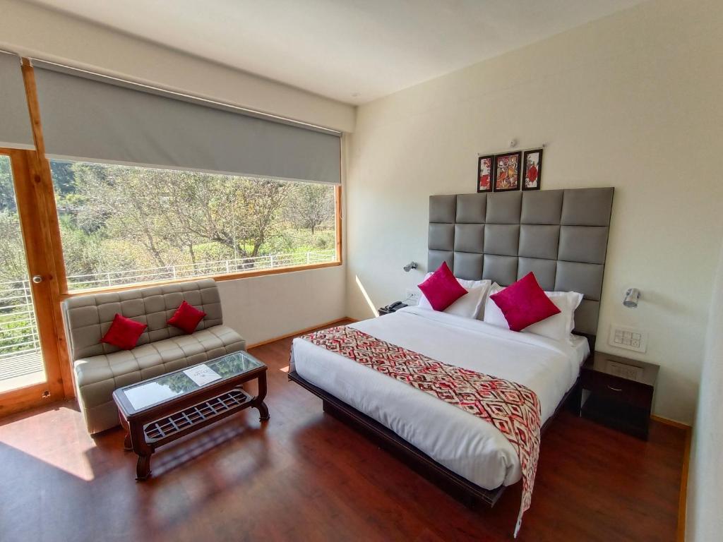 a bedroom with a large bed and a large window at Gezellig Inn - Hotel Oasis in Kulu