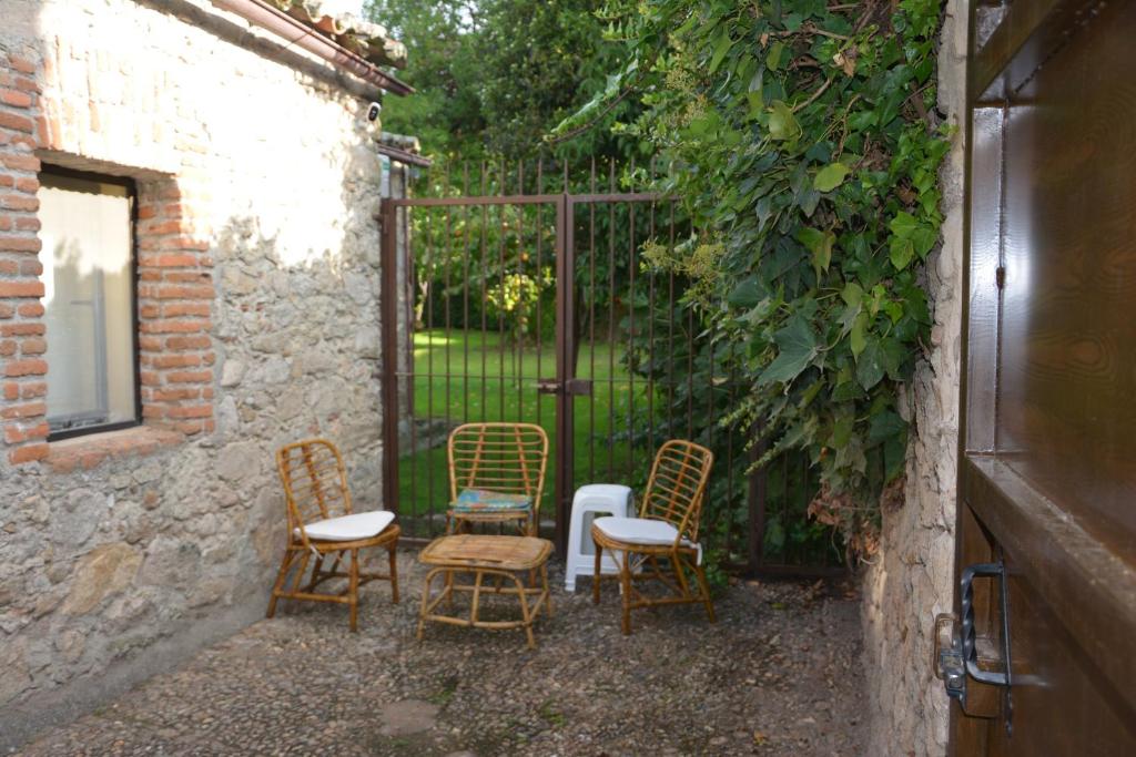 een groep stoelen voor een poort bij Los Naranjos in Trujillo