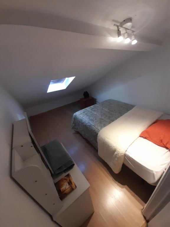 Habitación pequeña con cama y ventana en Hostel LoRis en Amadora