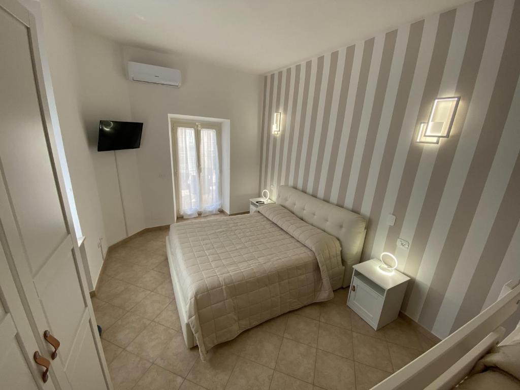 a small bedroom with a bed and a window at Terrazza su Tocco in Tocco da Casauria