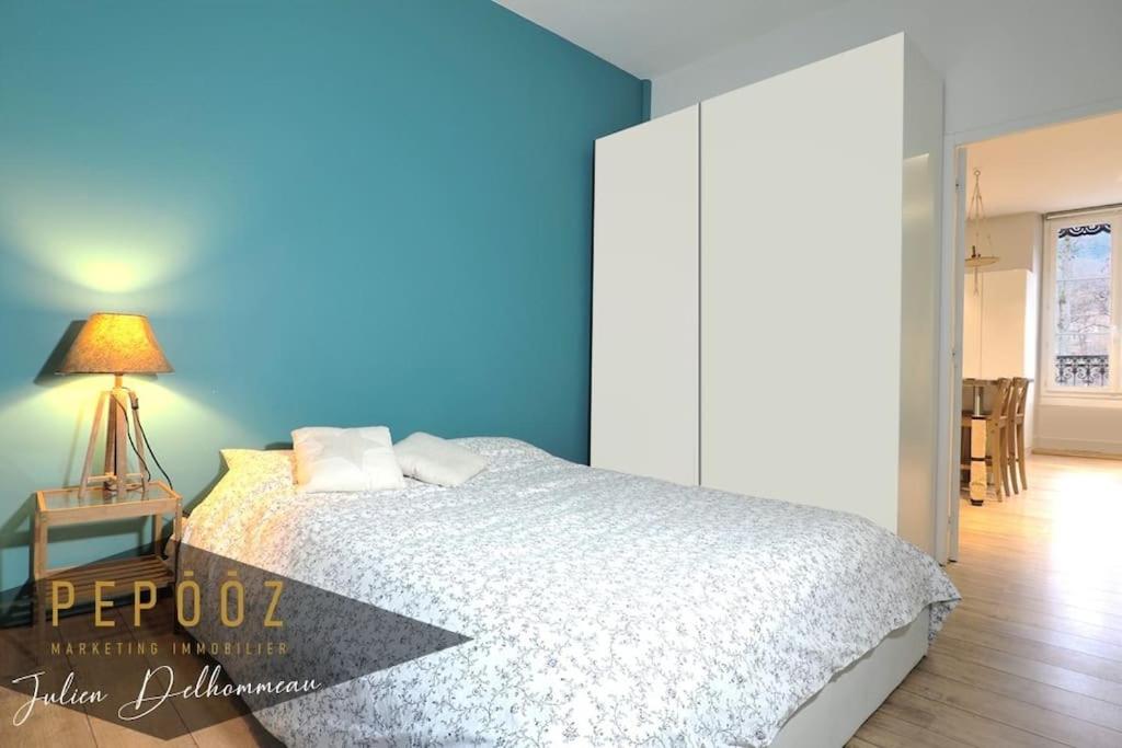 Ένα ή περισσότερα κρεβάτια σε δωμάτιο στο Appartement cosy avec vue imprenable sur le parc d’uriage