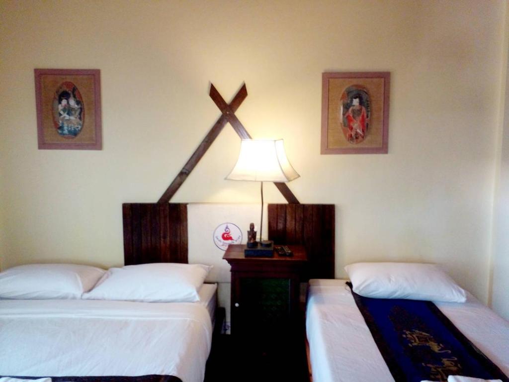 Postel nebo postele na pokoji v ubytování Golden Triangle Palace Hotel