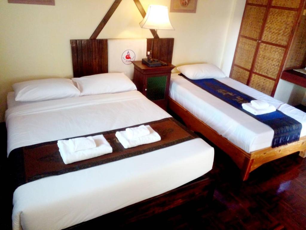 Postel nebo postele na pokoji v ubytování Golden Triangle Palace Hotel