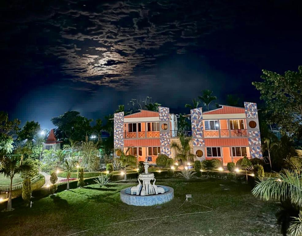 Blick auf ein Gebäude mit einem Brunnen in der Nacht in der Unterkunft Jungle Bell Resort in Lataguri