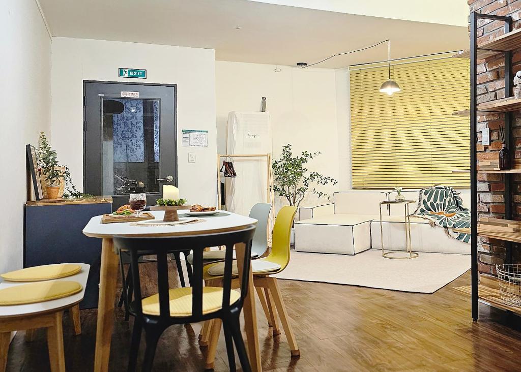 Brick stay في سول: مطبخ وغرفة معيشة مع طاولة وكراسي