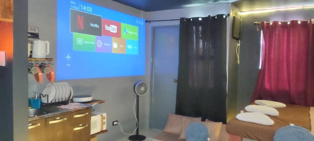 TV a/nebo společenská místnost v ubytování EL MEIR STAYCATION SMART CINEMA CABIN BESIDE ENCHANTED KiNGDOM