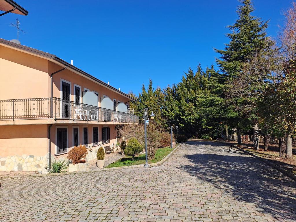 una calle adoquinada frente a un edificio en Hotel LA LOGGIA en Castel di Sangro