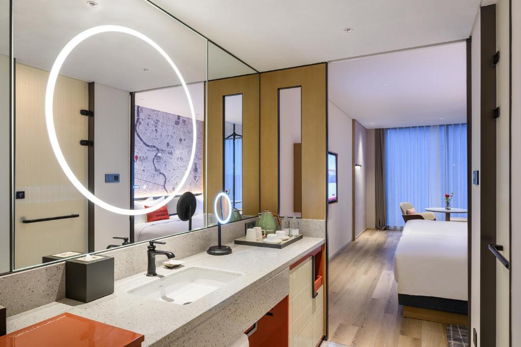 Giường trong phòng chung tại IntercityHotel Zhengzhou Zhengdong New District
