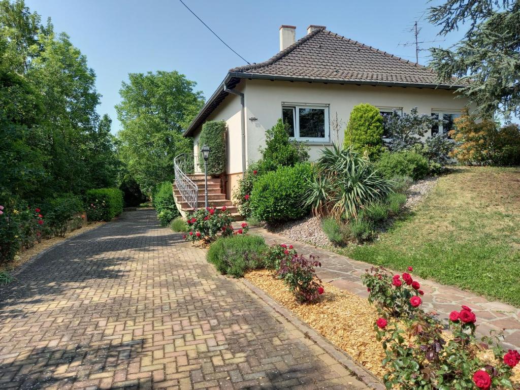 オルブールにあるMaison proche du centre de Colmar - Chez Michelのレンガ造りの通路のある家