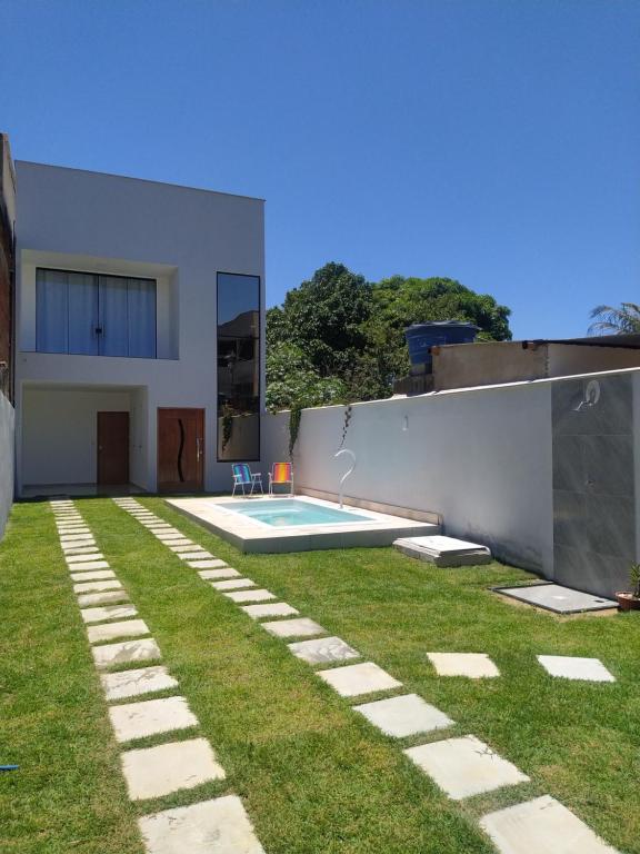 un patio trasero con piscina y una casa en Casa Alves en Serra