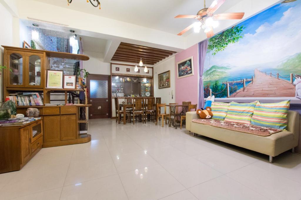a living room with a couch and a dining room at 巧緣民宿11人包棟 in Hualien City