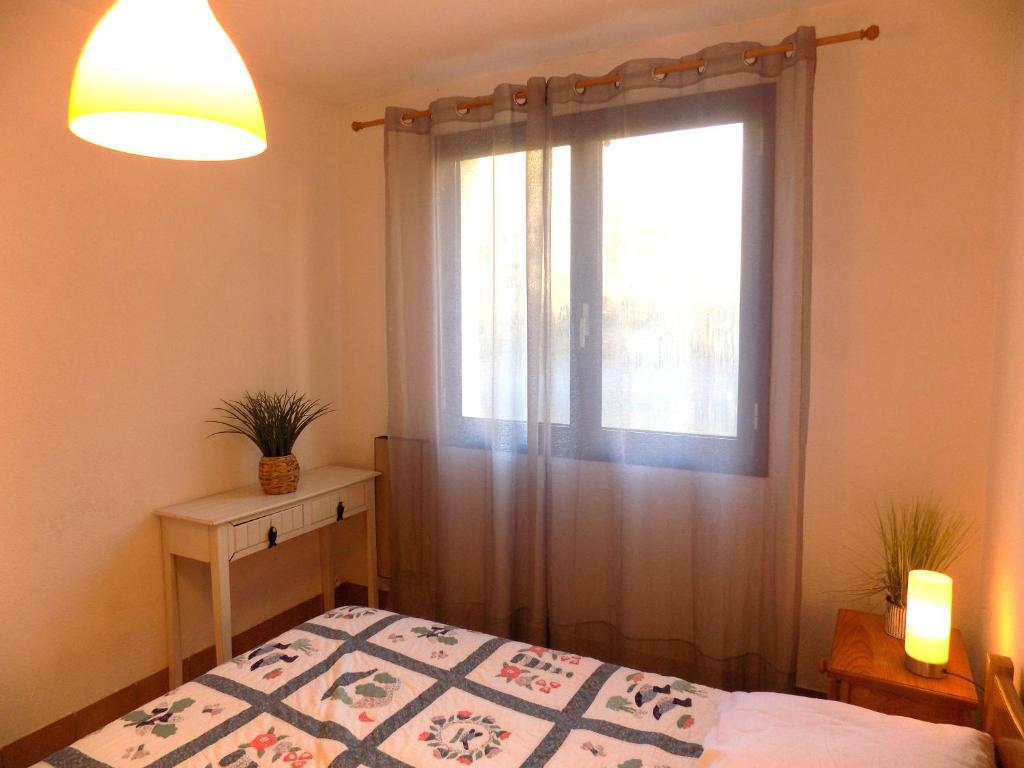 Saint Palais sur Mer - APPARTEMENT FACE MER sur la corniche de NAUZAN&#x623F;&#x9593;&#x7684;&#x5E8A;