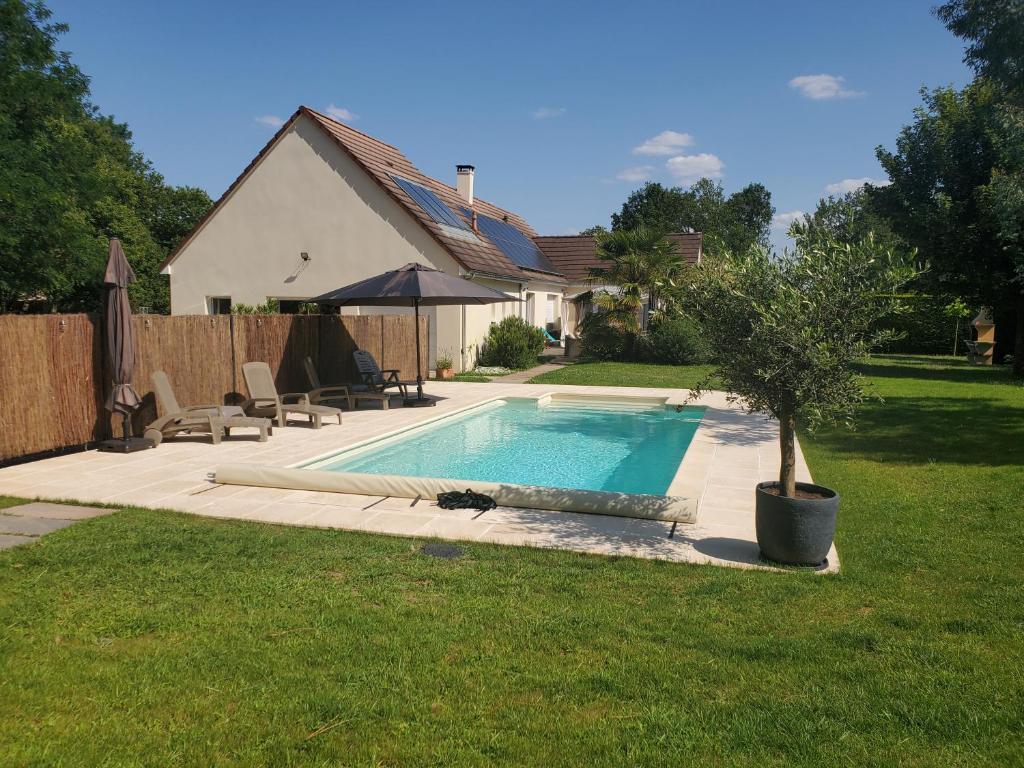 ein Schwimmbad in einem Hof neben einem Haus in der Unterkunft Maison Sleep & Swim, 24H Le Mans Classic 2 B&B chambres d'hôtes in Fillé