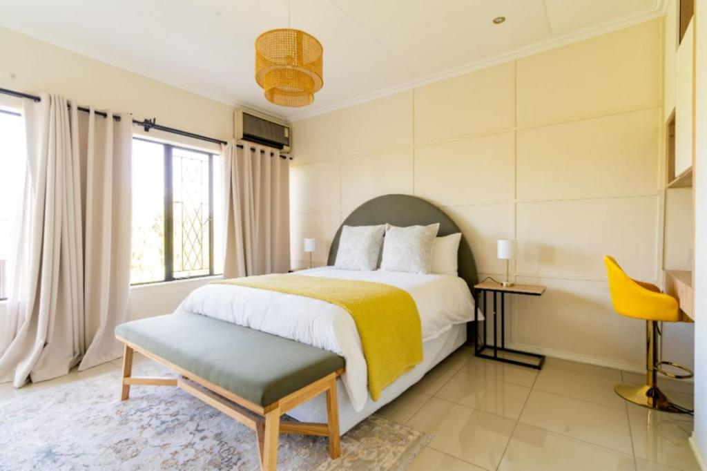 Postel nebo postele na pokoji v ubytování Modern Executive Stay