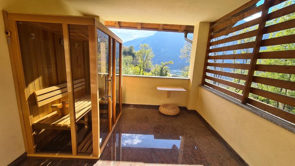 ein Badezimmer mit einem großen Fenster mit Aussicht in der Unterkunft Casa Vignolet : la finestra su Pont-Saint-Martin in Pont-Saint-Martin