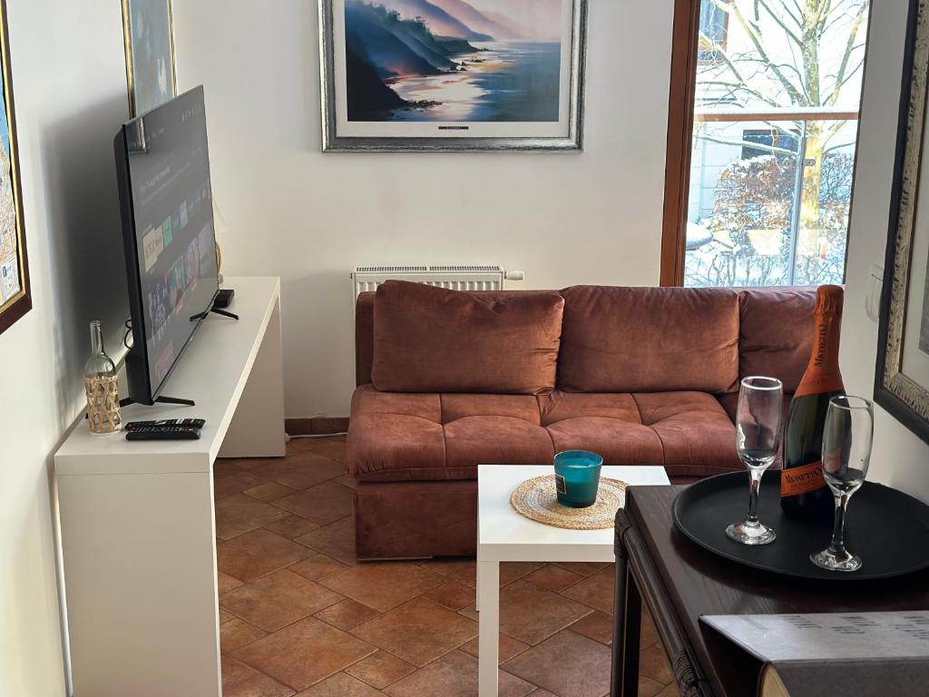 uma sala de estar com um sofá e uma mesa em Sunshine Apartament Sopot em Sopot