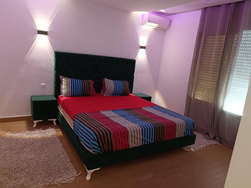 Кровать или кровати в номере Luxury greenbedroom appartement ennasr