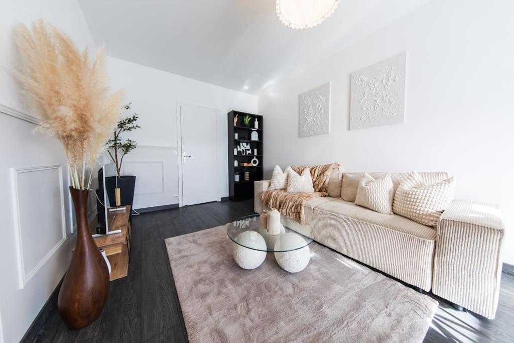 un salon avec un canapé et une table dans l'établissement CineHome - 5 min Tours centre-Parking/Tram au pied, à Tours