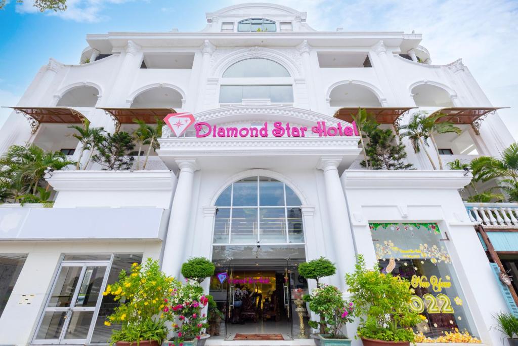 un edificio blanco con un cartel delante en Diamond Star Hotel en Vung Tau