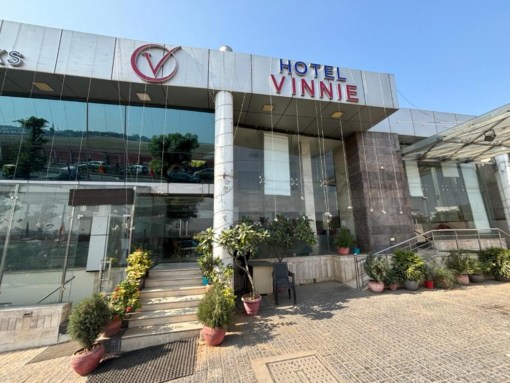 uma entrada do hotel com escadas e plantas em vasos em Hotel Vinnie em Jaipur