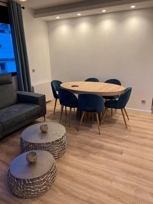 - une chambre avec une table, des chaises et un canapé dans l'établissement BT 2, appartement, à Rosny-sous-Bois