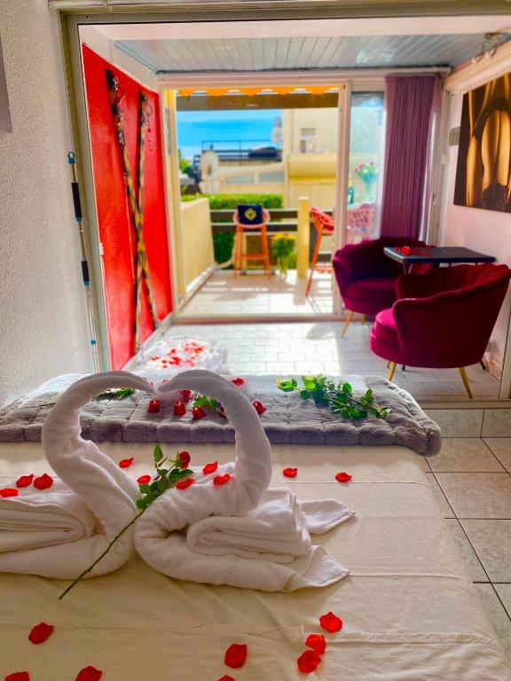- deux serviettes de cygne dans le salon dans l'établissement Naturiste Cap d'Agde Port Nature 312, au Cap d'Agde