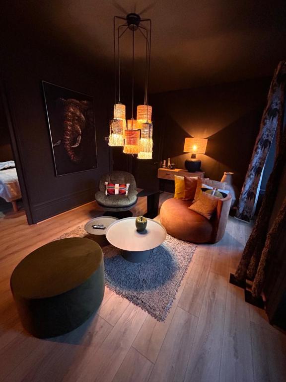 un salon avec un canapé et une table dans l'établissement Palmaria, à Montbéliard