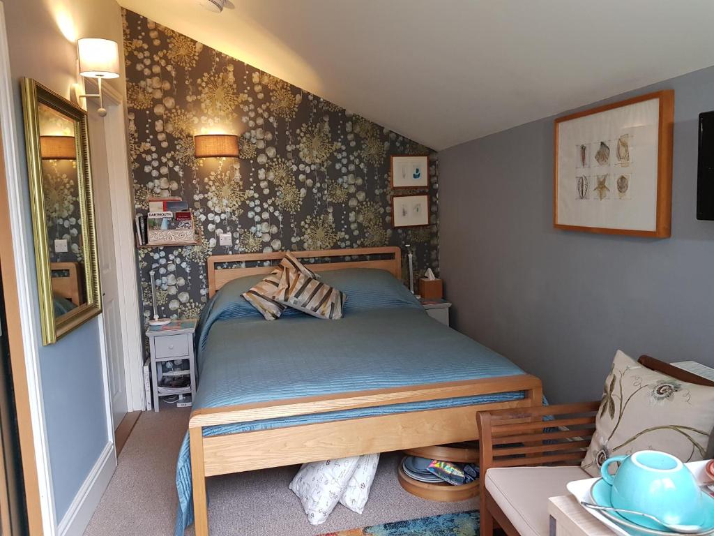 małą sypialnię z łóżkiem w pokoju w obiekcie South Ford Haven w mieście Dartmouth